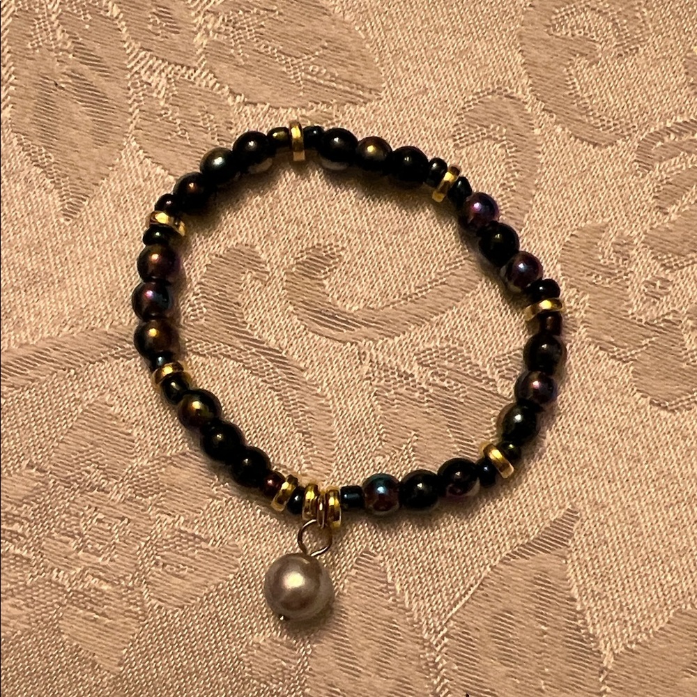 Sophisticated Black Opalescent and Gold Beaded Bracelet with Pearl Accent
